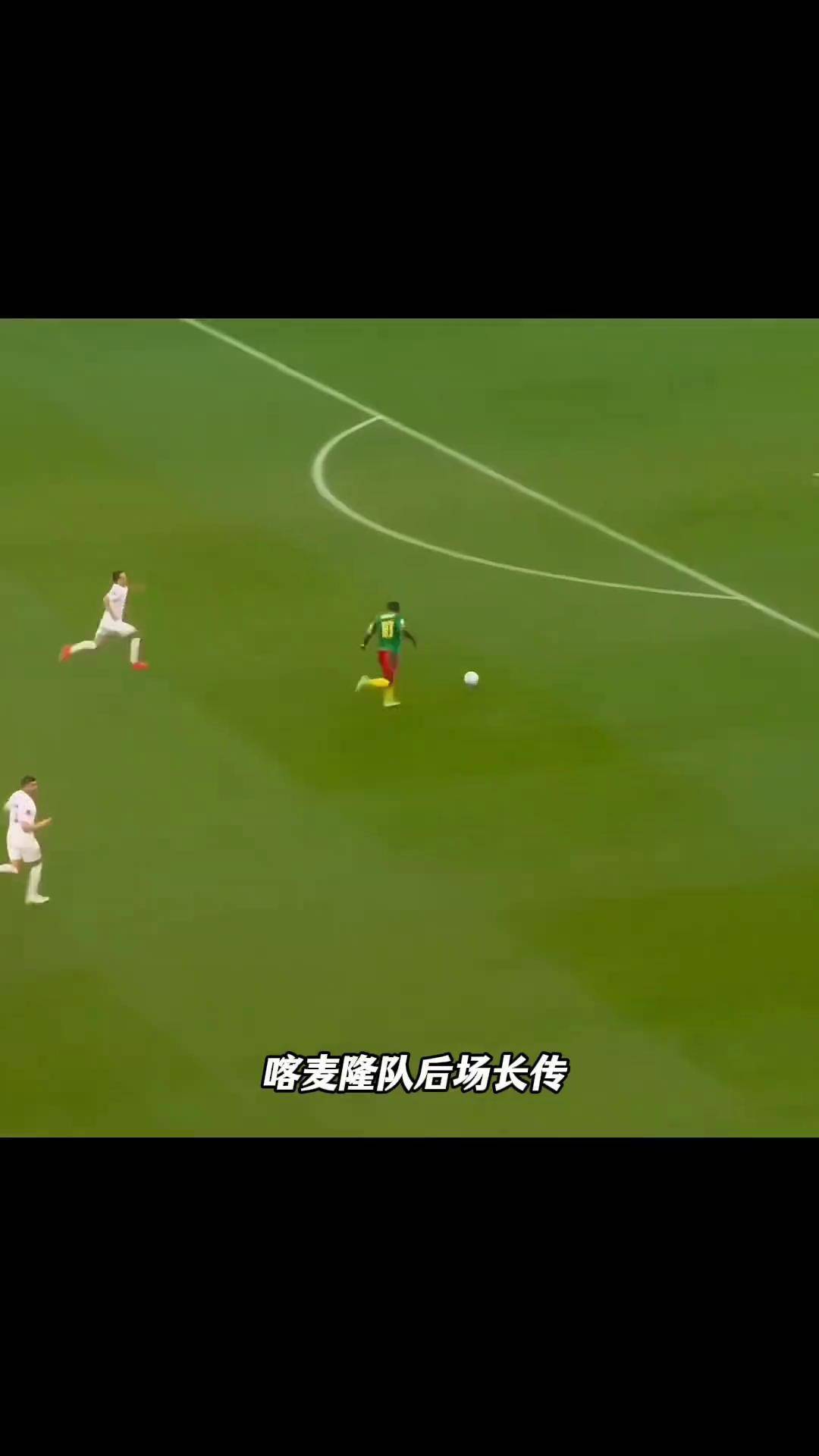 赛场上的每一个进球都引发了观众的欢呼声！