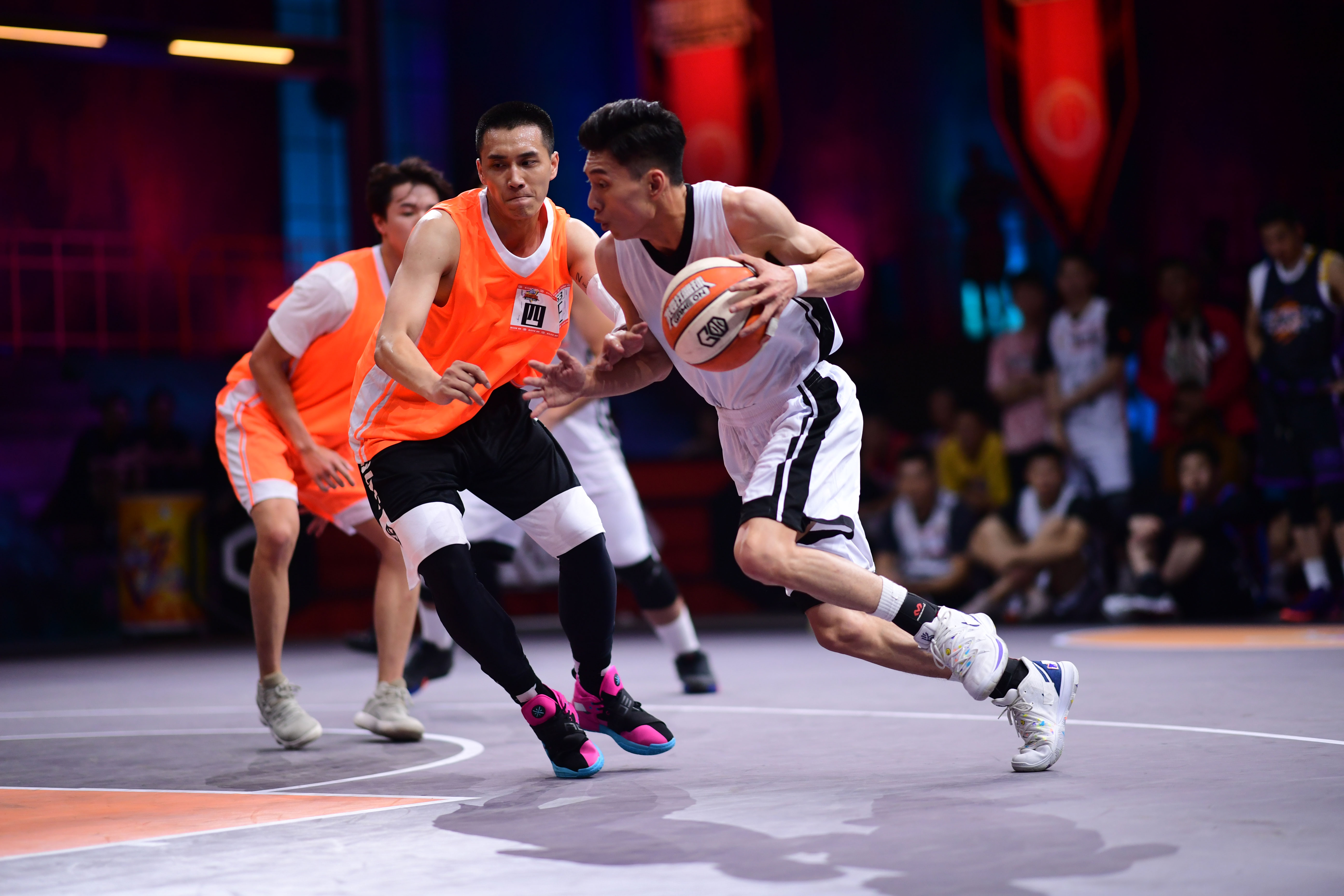 亚太篮球联赛迎来高潮，球员拼尽全力争胜