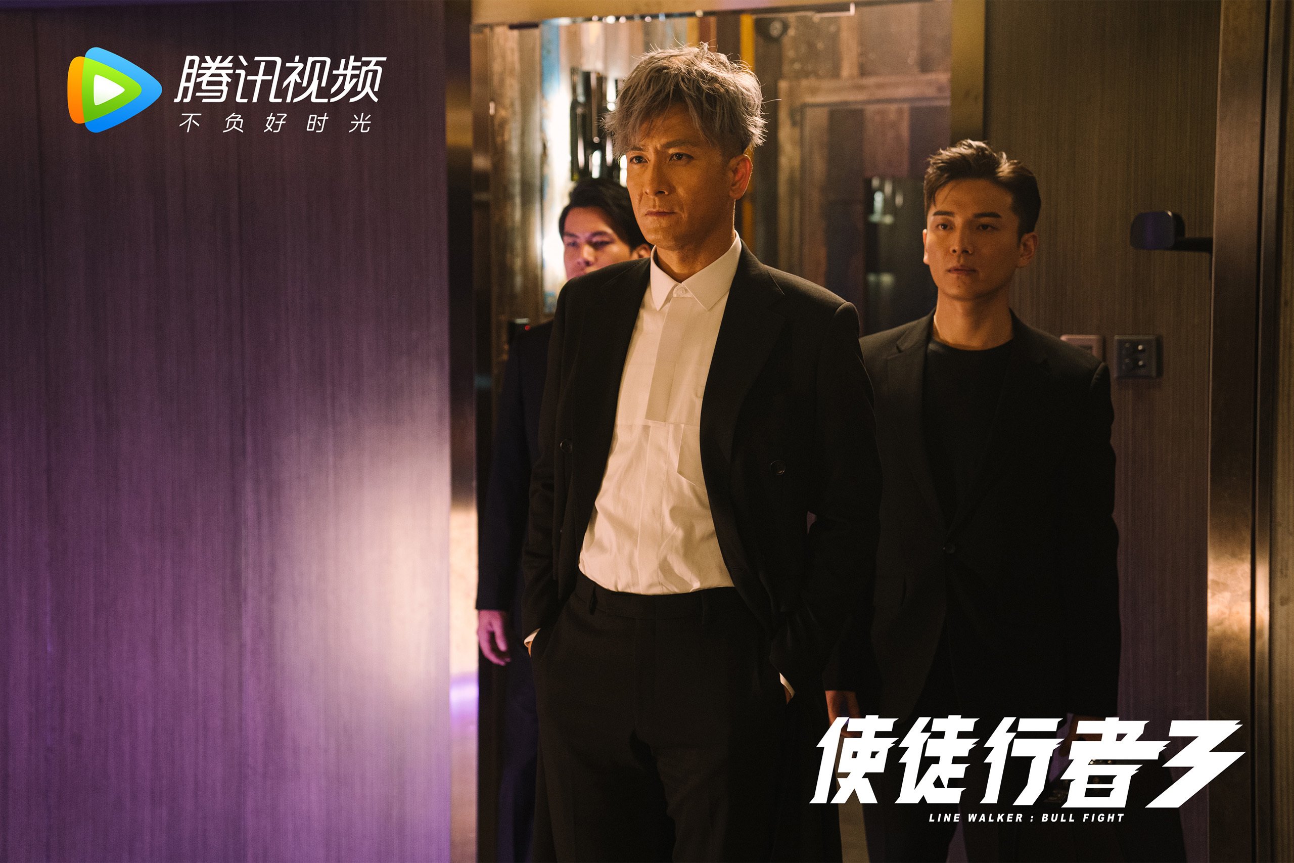引擎与哨声，当F1街道赛的尾灯照亮足球的终章